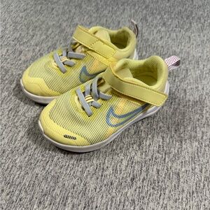Nike Toddler Yellow Sneakers with Grey Outline Swoosh - Size 7